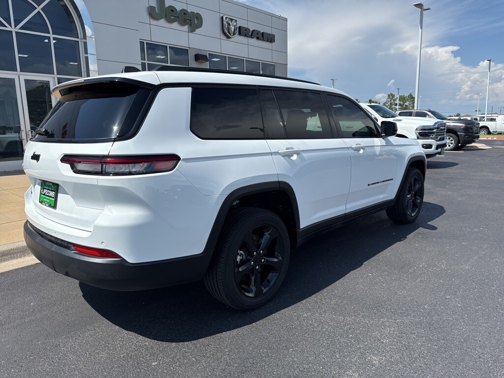 2025 Jeep Grand Cherokee Altitude photo 3