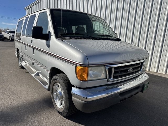 2004 Ford Econoline Van Commercial's photo