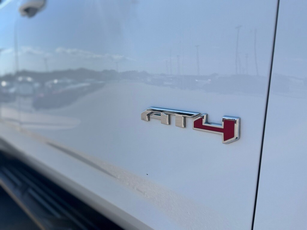 2024 Gmc Yukon AT4 photo 3