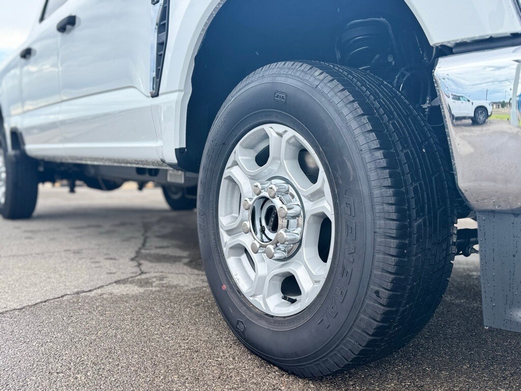 2025 Ford F-250 XLT photo 2