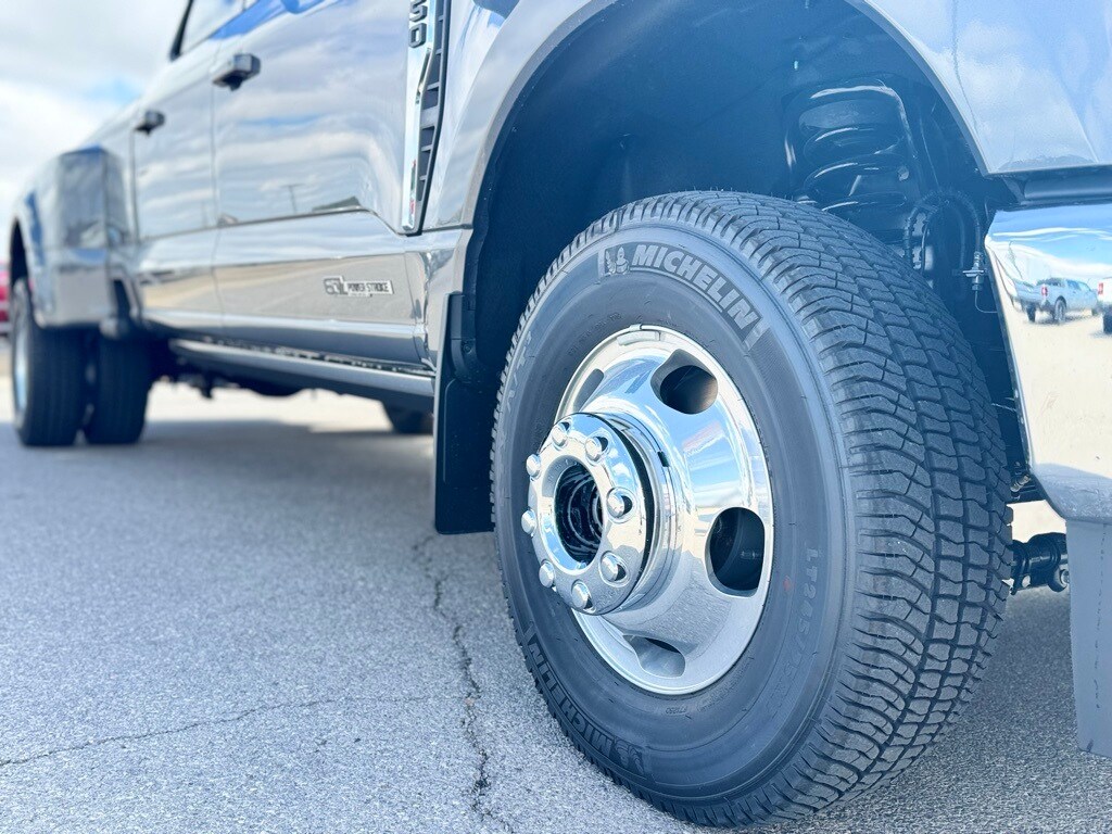 2026 Ford F-350 photo 2