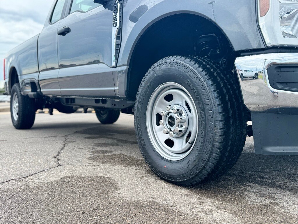 2025 Ford F-350 XL photo 2