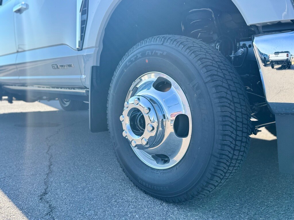 2026 Ford F-350 Lariat photo 2