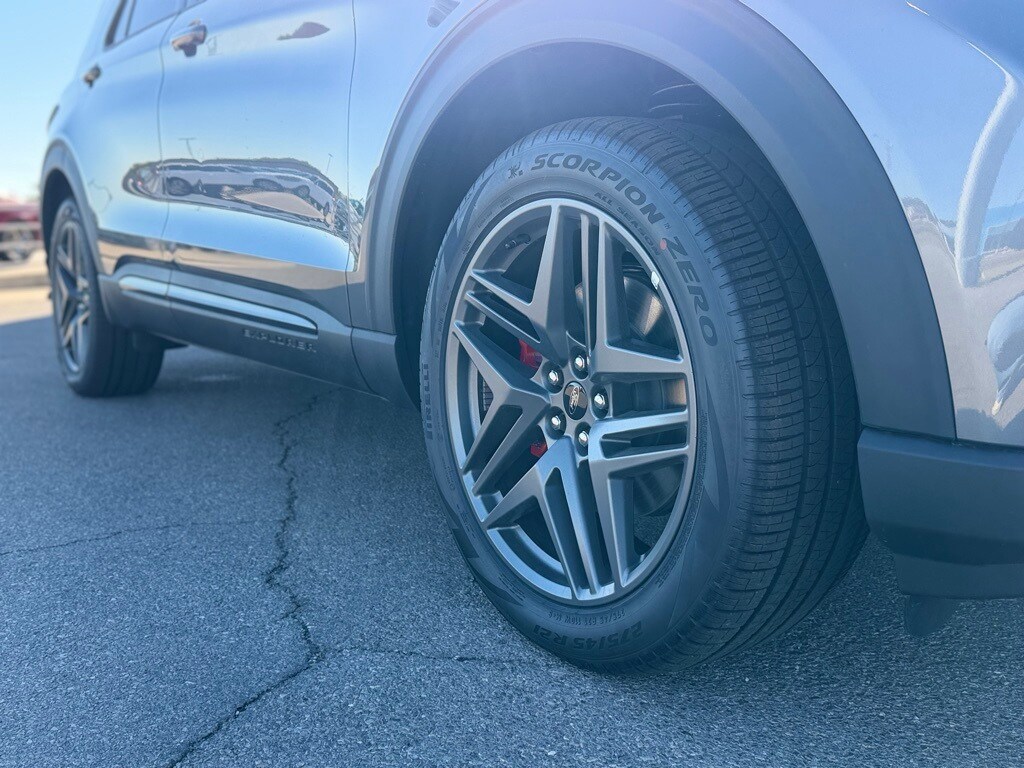 2025 Ford Explorer ST photo 2