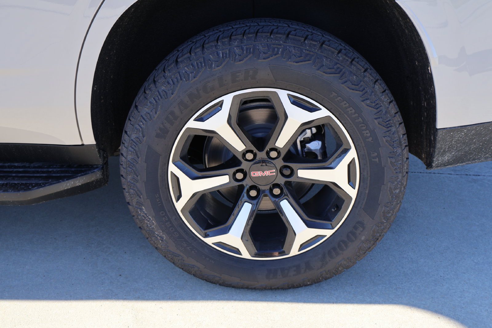 2027 GMC Yukon AT4 - Photo 10