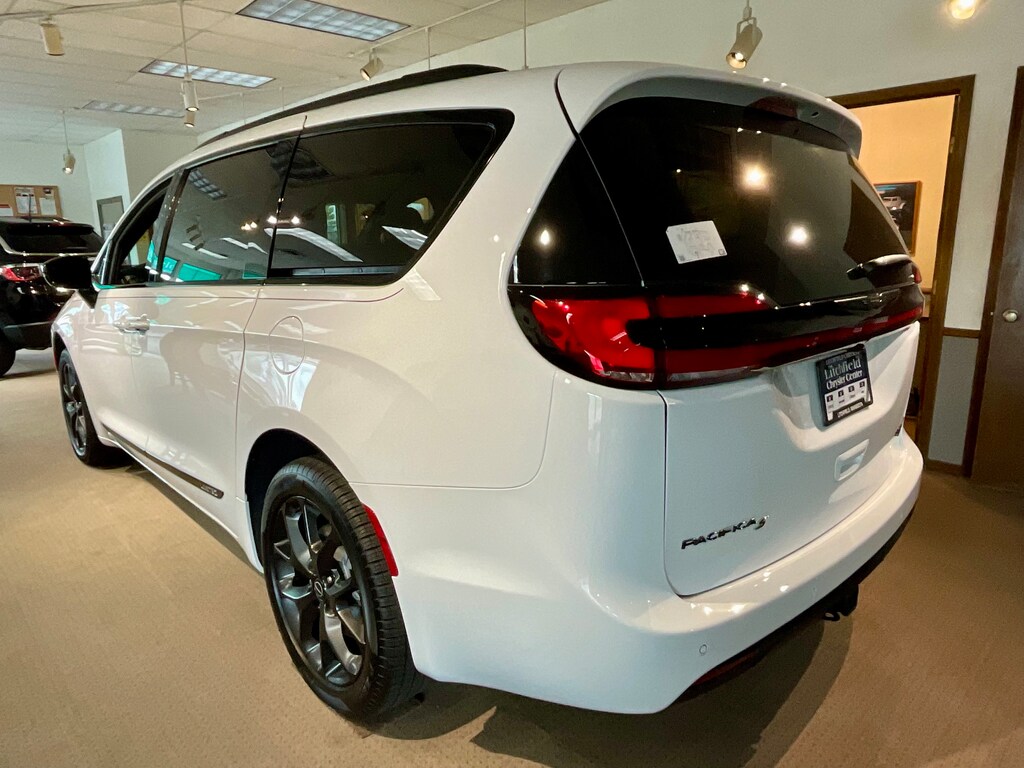 2026 Chrysler Pacifica Limited photo 3