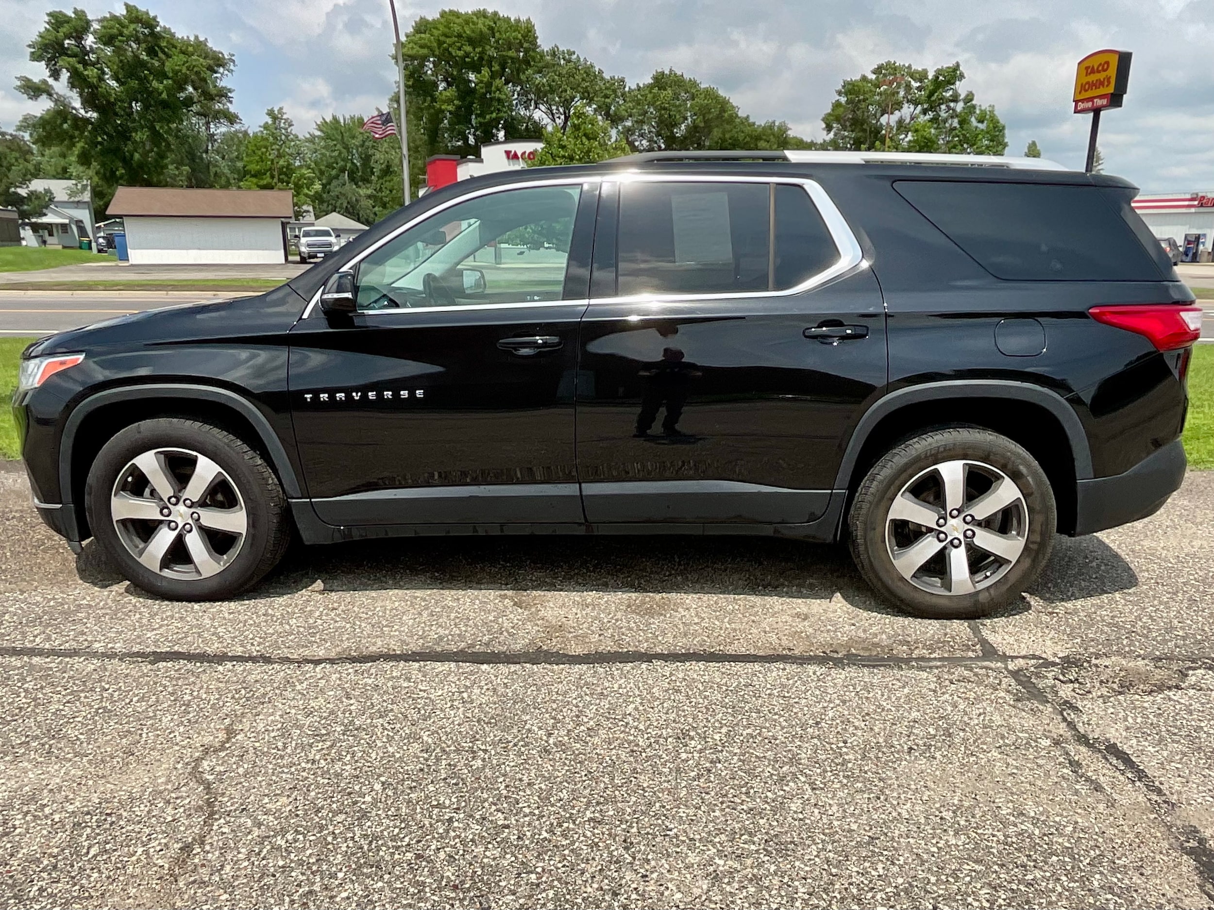 Used 2018 Chevrolet Traverse 3LT with VIN 1GNEVHKWXJJ190349 for sale in Litchfield, Minnesota