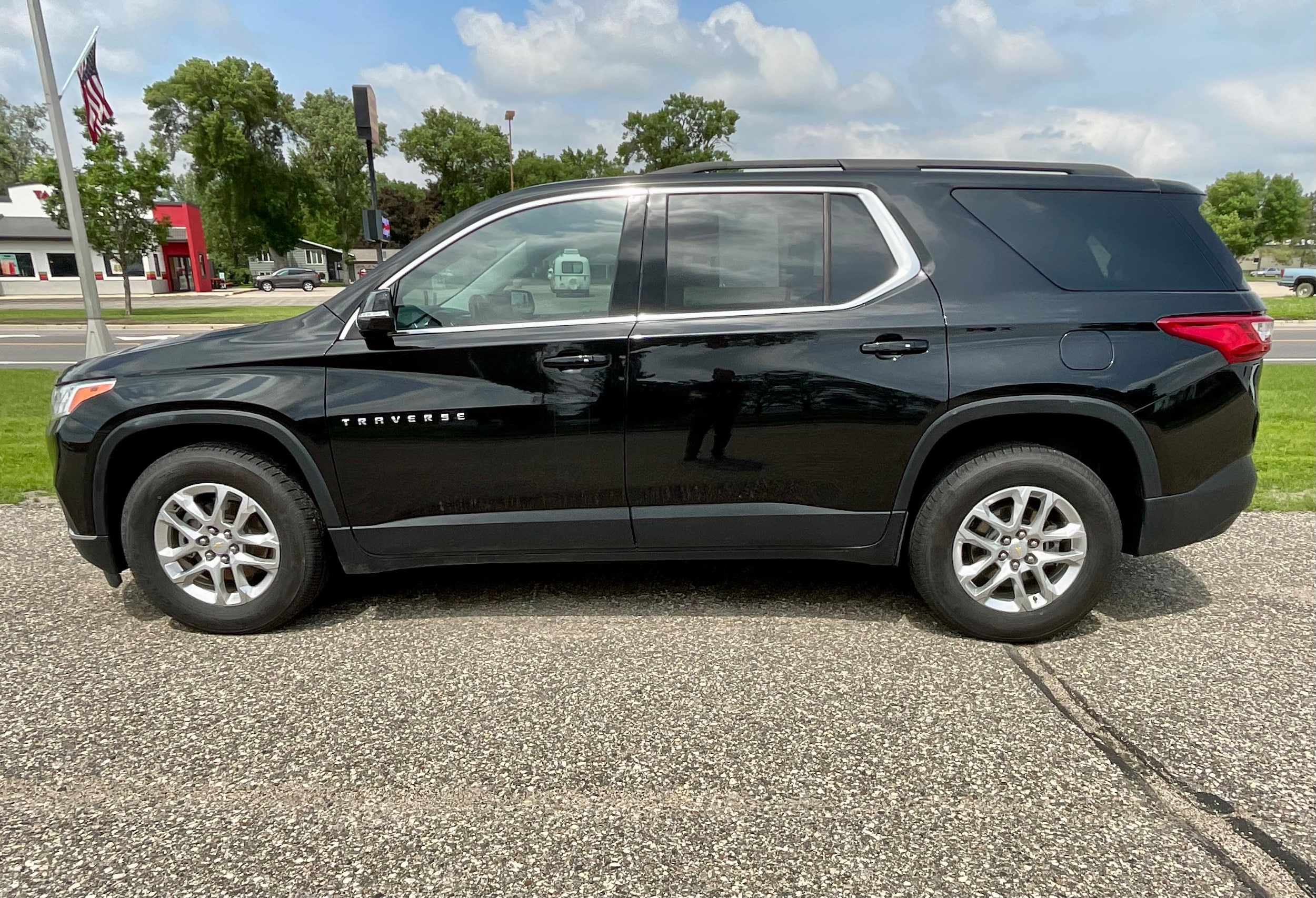 Used 2020 Chevrolet Traverse 1LT with VIN 1GNEVGKWXLJ178425 for sale in Litchfield, Minnesota