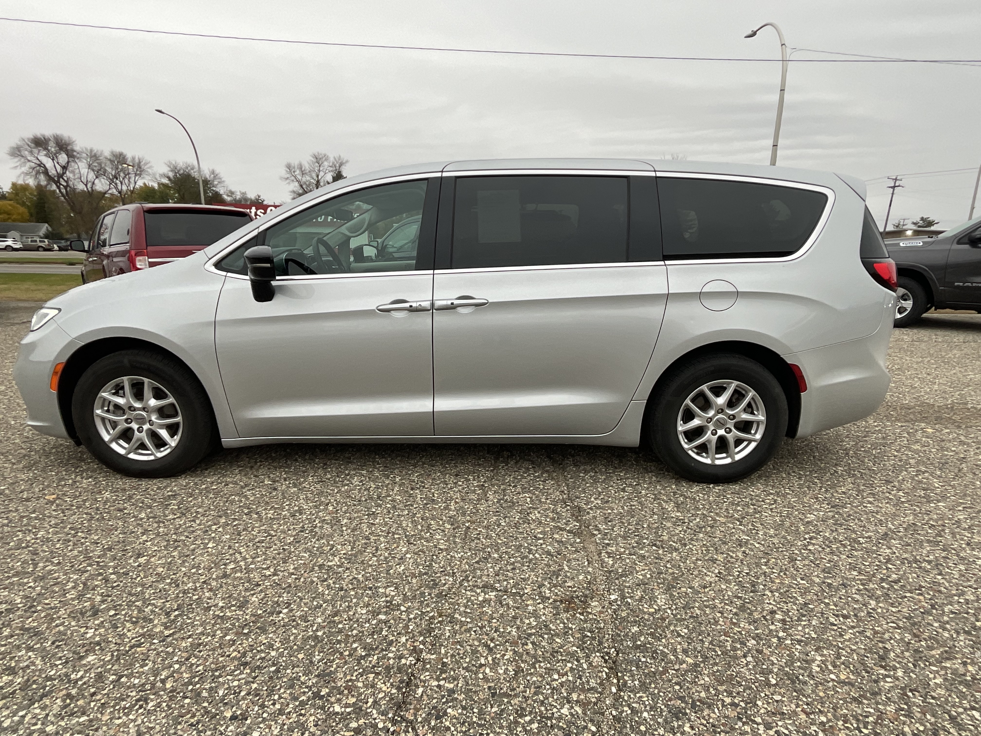 Used 2024 Chrysler Pacifica Touring L with VIN 2C4RC1BG4RR197434 for sale in Litchfield, Minnesota
