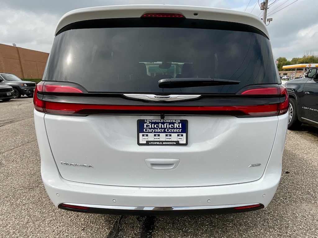 2026 Chrysler Pacifica photo 4