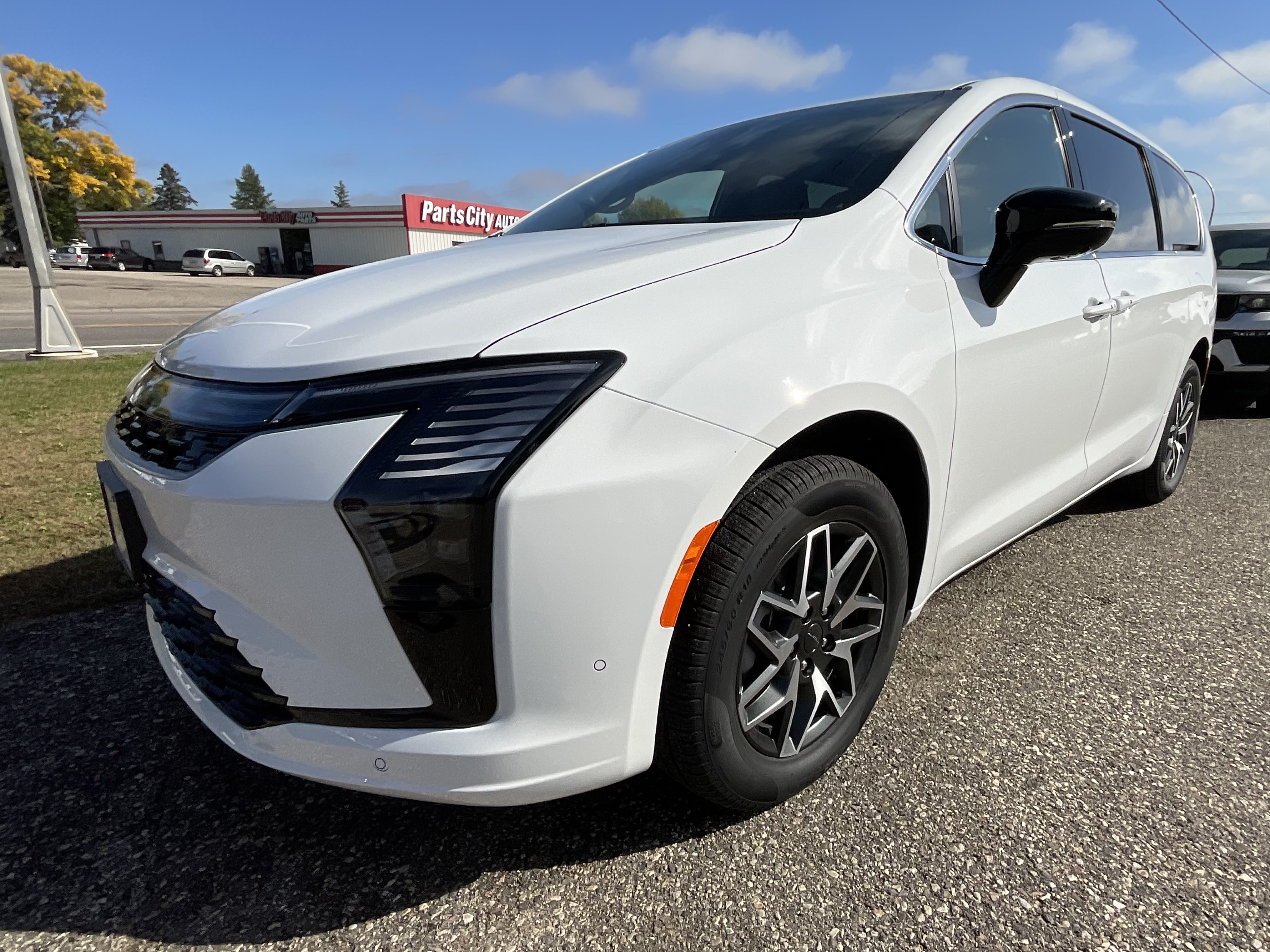 2027 Chrysler Pacifica LIMITED AWD Passenger Van