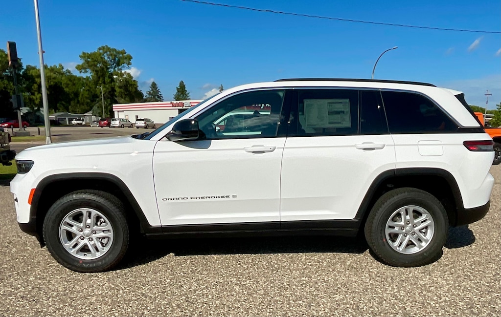 2025 Jeep Grand Cherokee Laredo photo 2