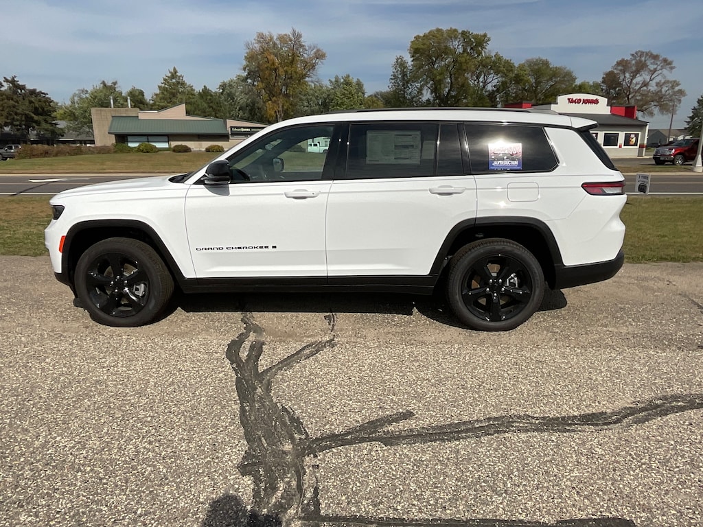 2025 Jeep Grand Cherokee Limited photo 3