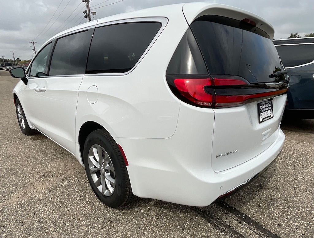 2026 Chrysler Pacifica photo 3