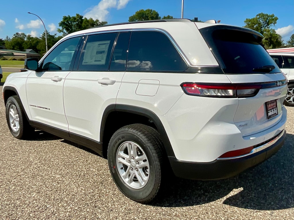 2025 Jeep Grand Cherokee Laredo photo 3