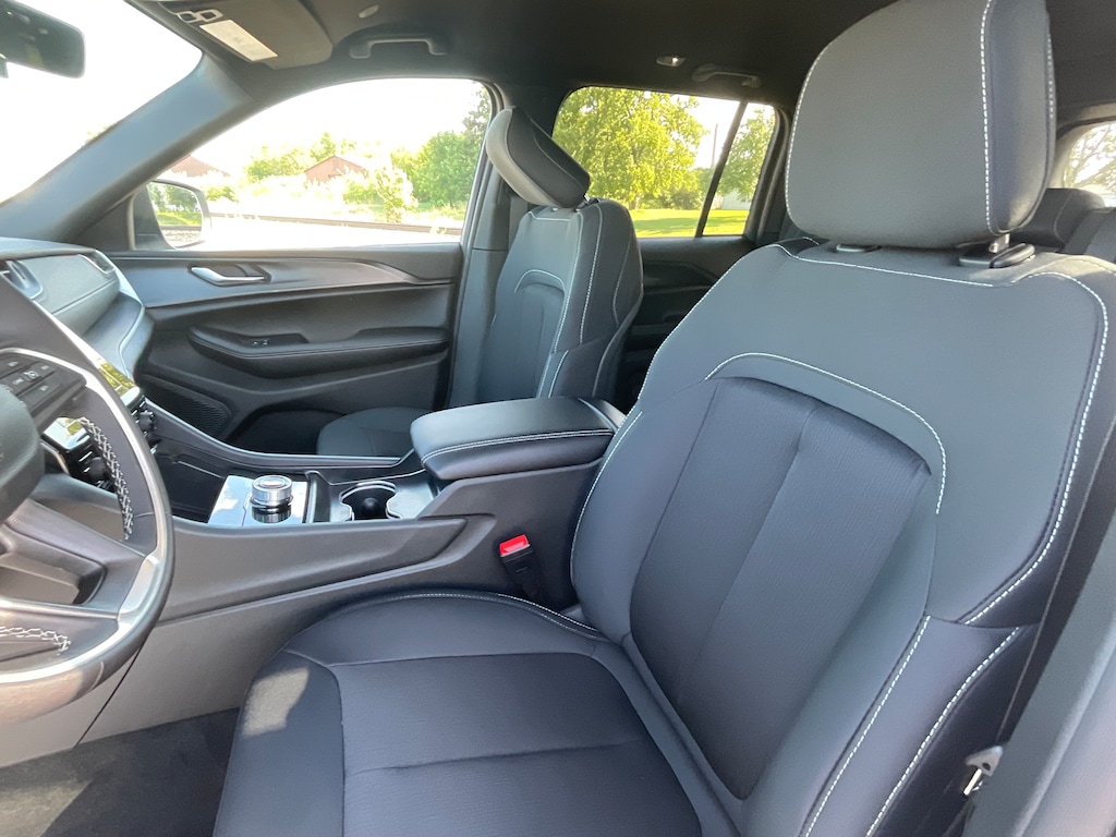 2025 Jeep Grand Cherokee Laredo photo 4