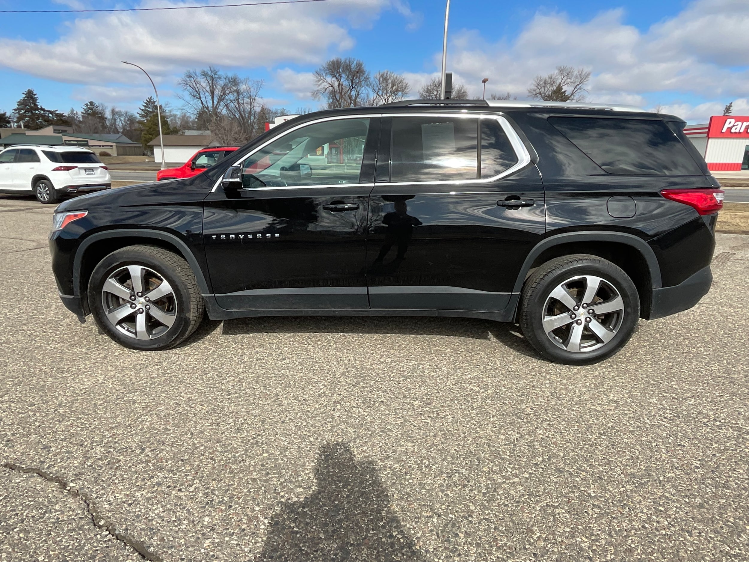 Used 2018 Chevrolet Traverse 3LT with VIN 1GNEVHKWXJJ190349 for sale in Litchfield, Minnesota