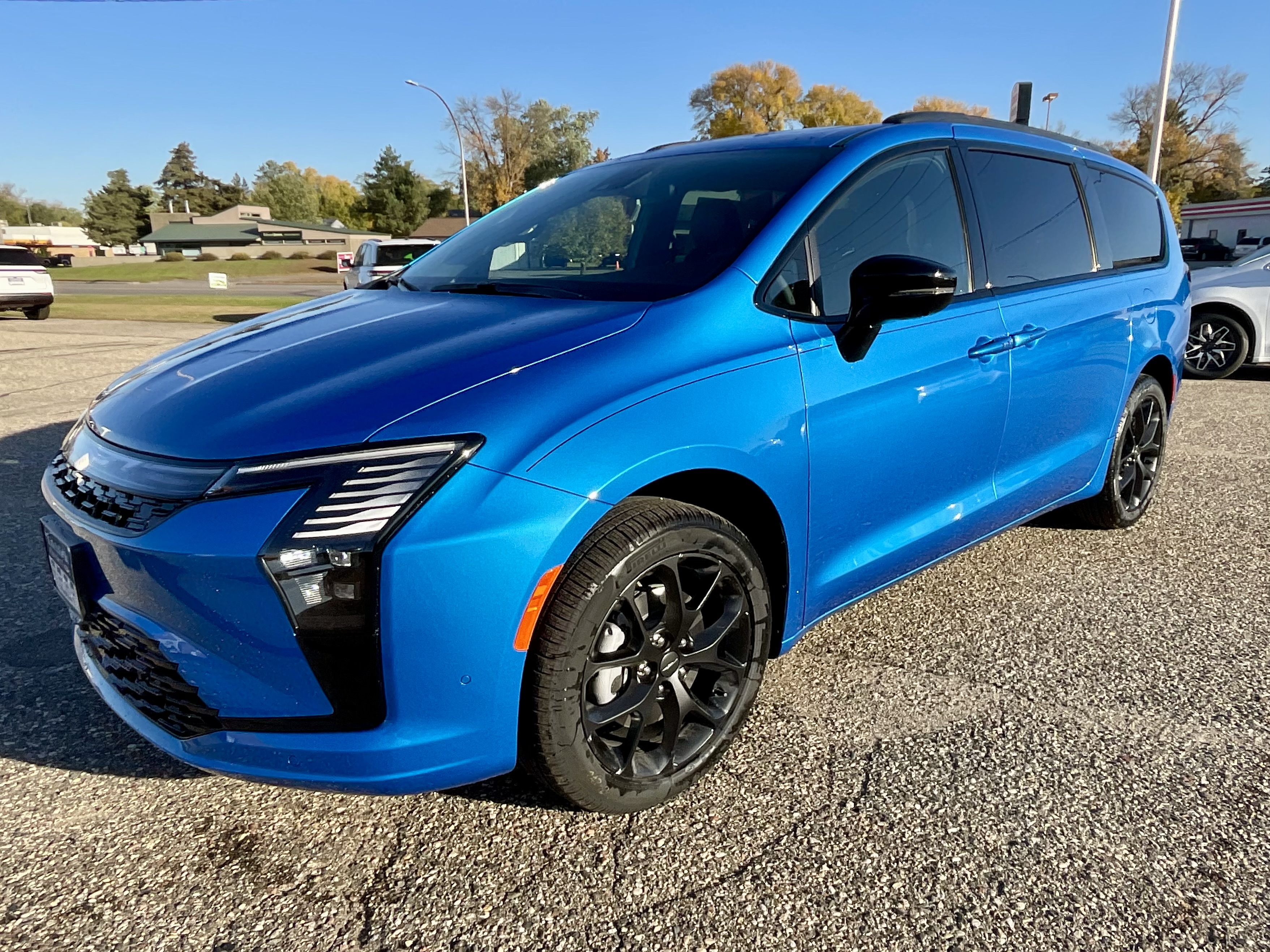 2027 Chrysler Pacifica LIMITED AWD Passenger Van