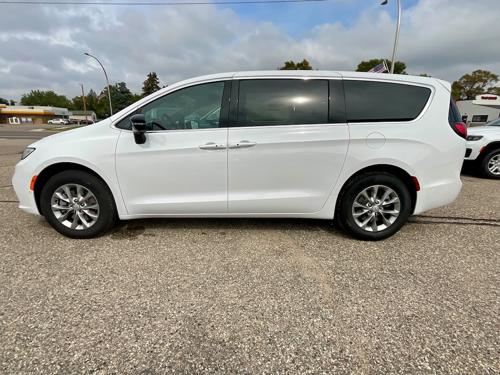2026 Chrysler Pacifica photo 2