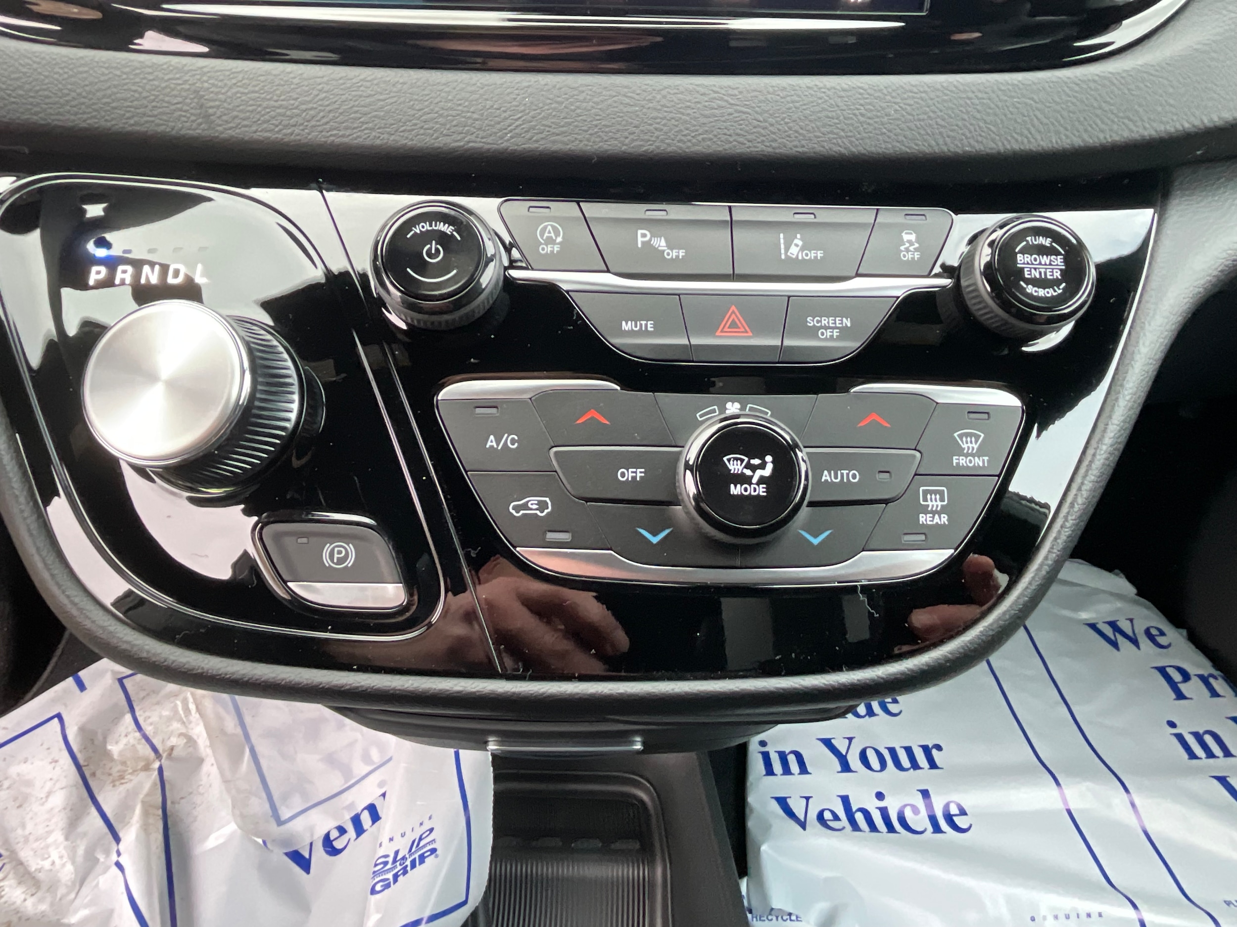 2026 Chrysler Voyager LX - Photo 6