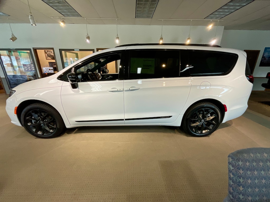 2026 Chrysler Pacifica Limited photo 2