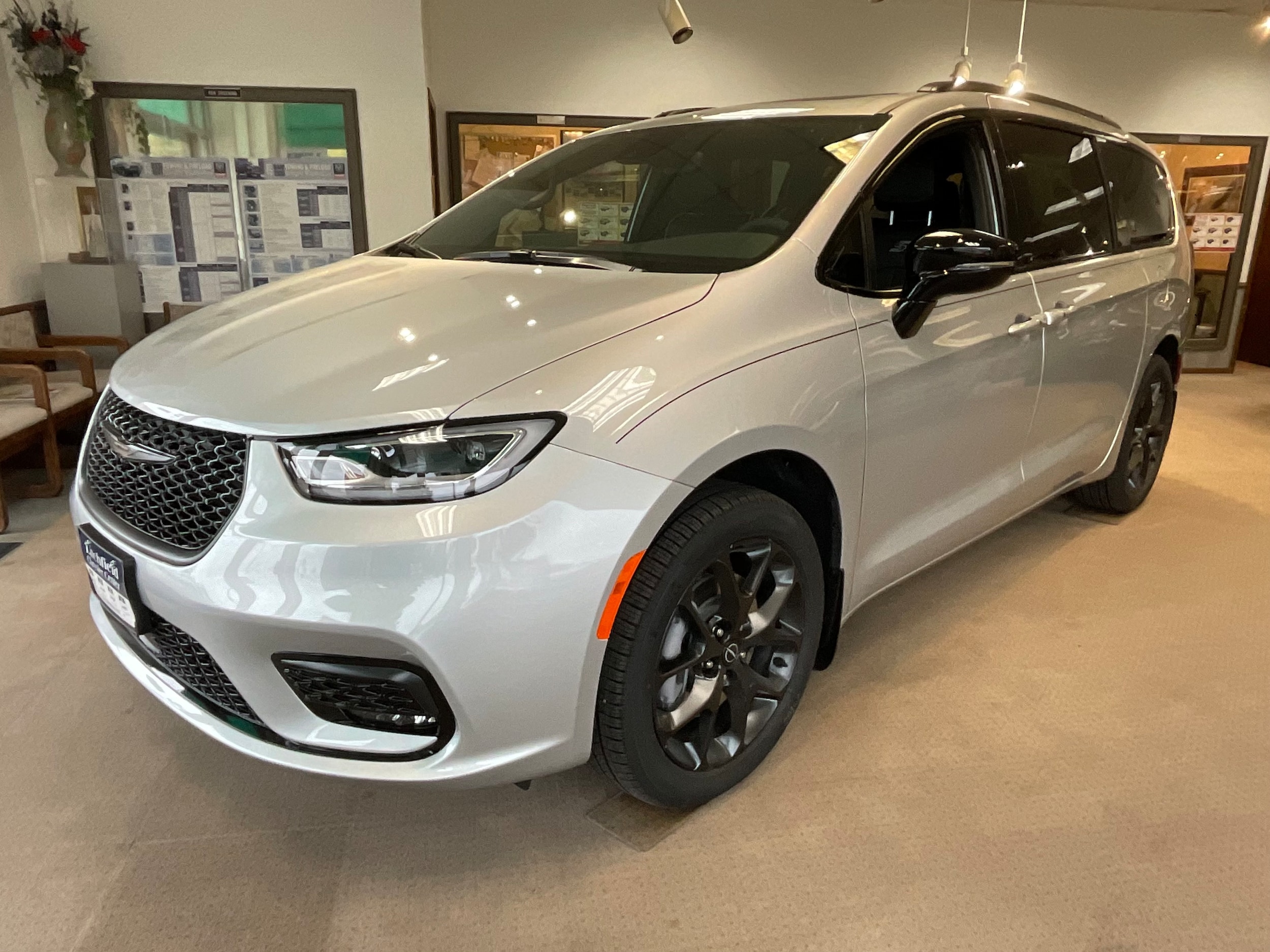 2026 Chrysler Pacifica Limited's photo