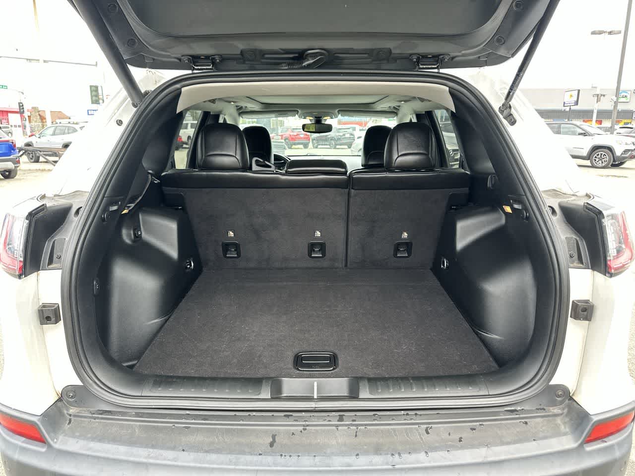 Thumbnail: 2019 Jeep Cherokee - 17