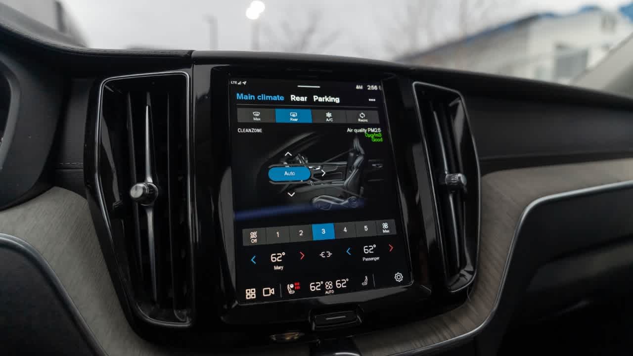 Thumbnail: 2022 Volvo XC60 - 23