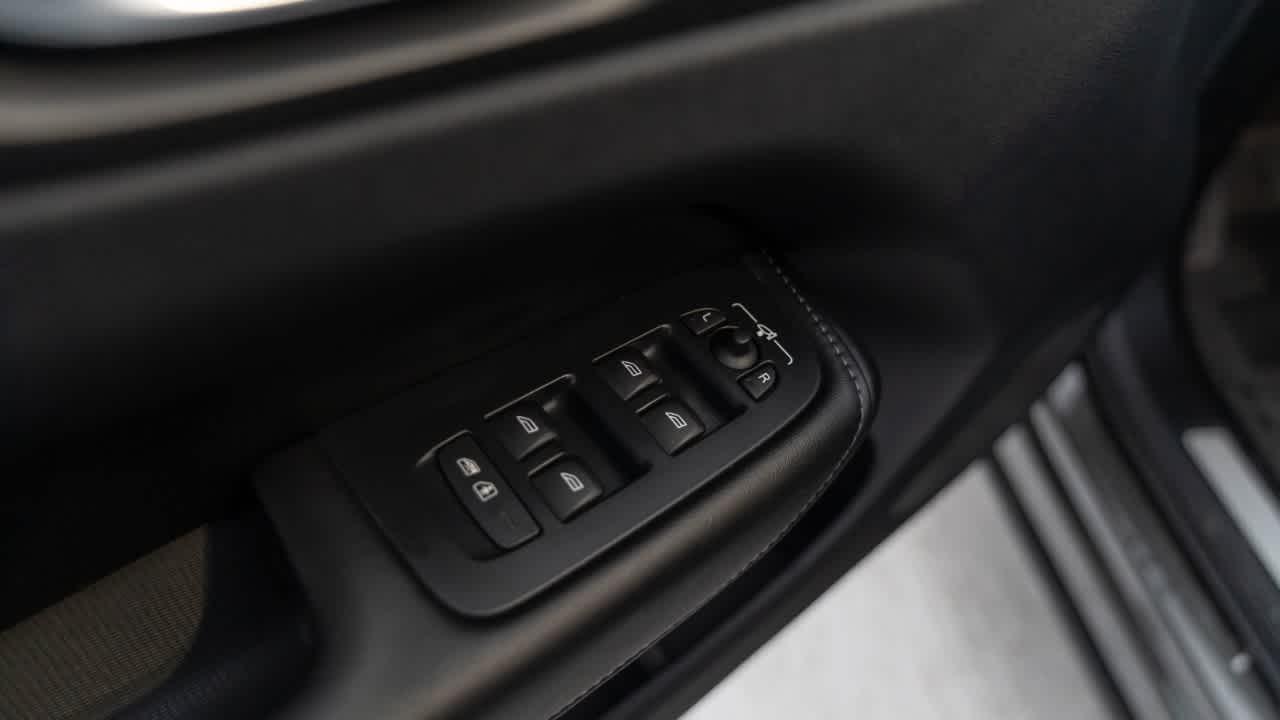 Thumbnail: 2022 Volvo XC60 - 32