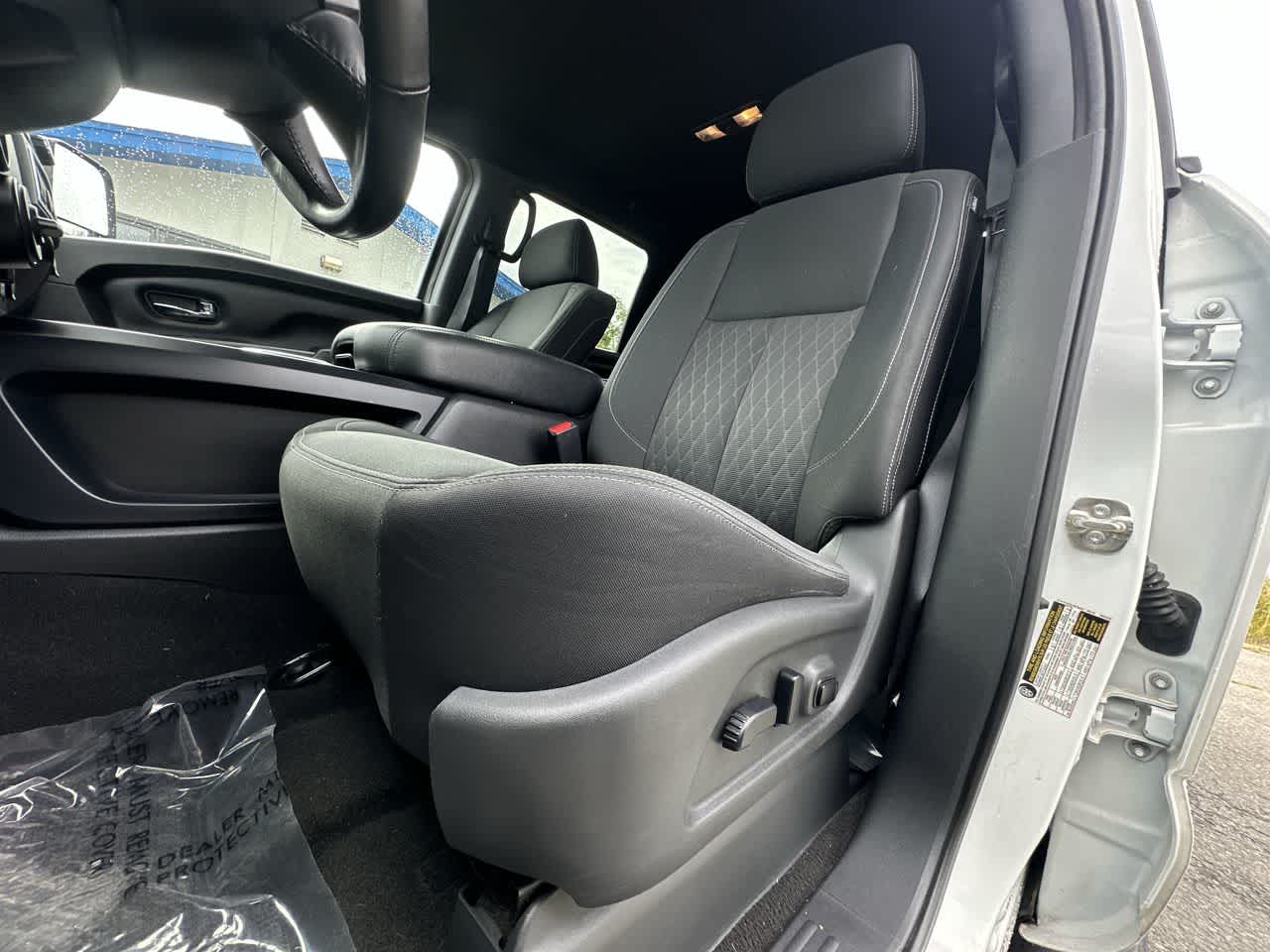 2018 Nissan Titan SV photo 2