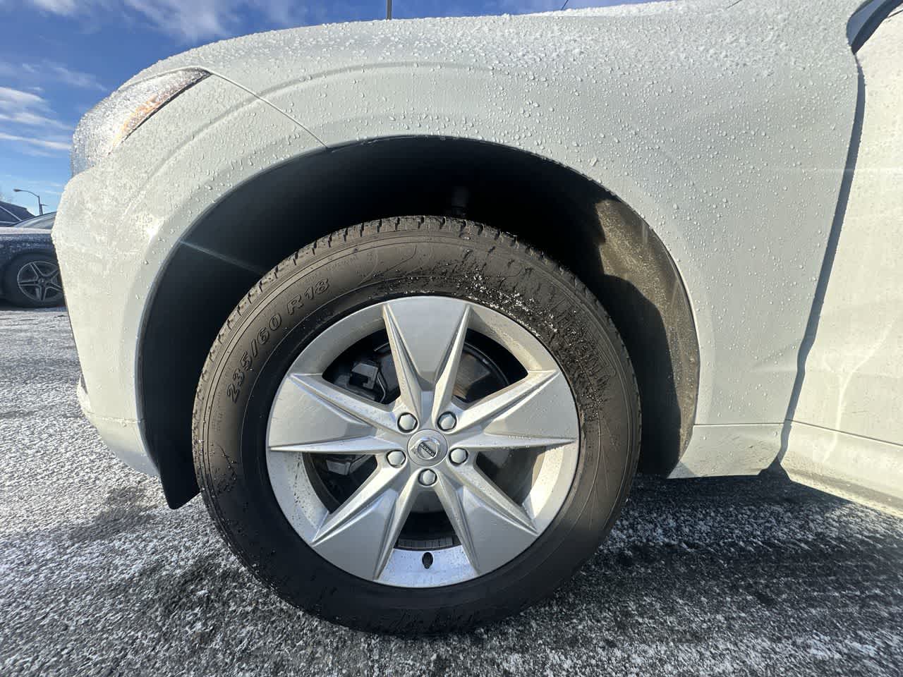 2022 Volvo XC60 B5 Momentum photo 3