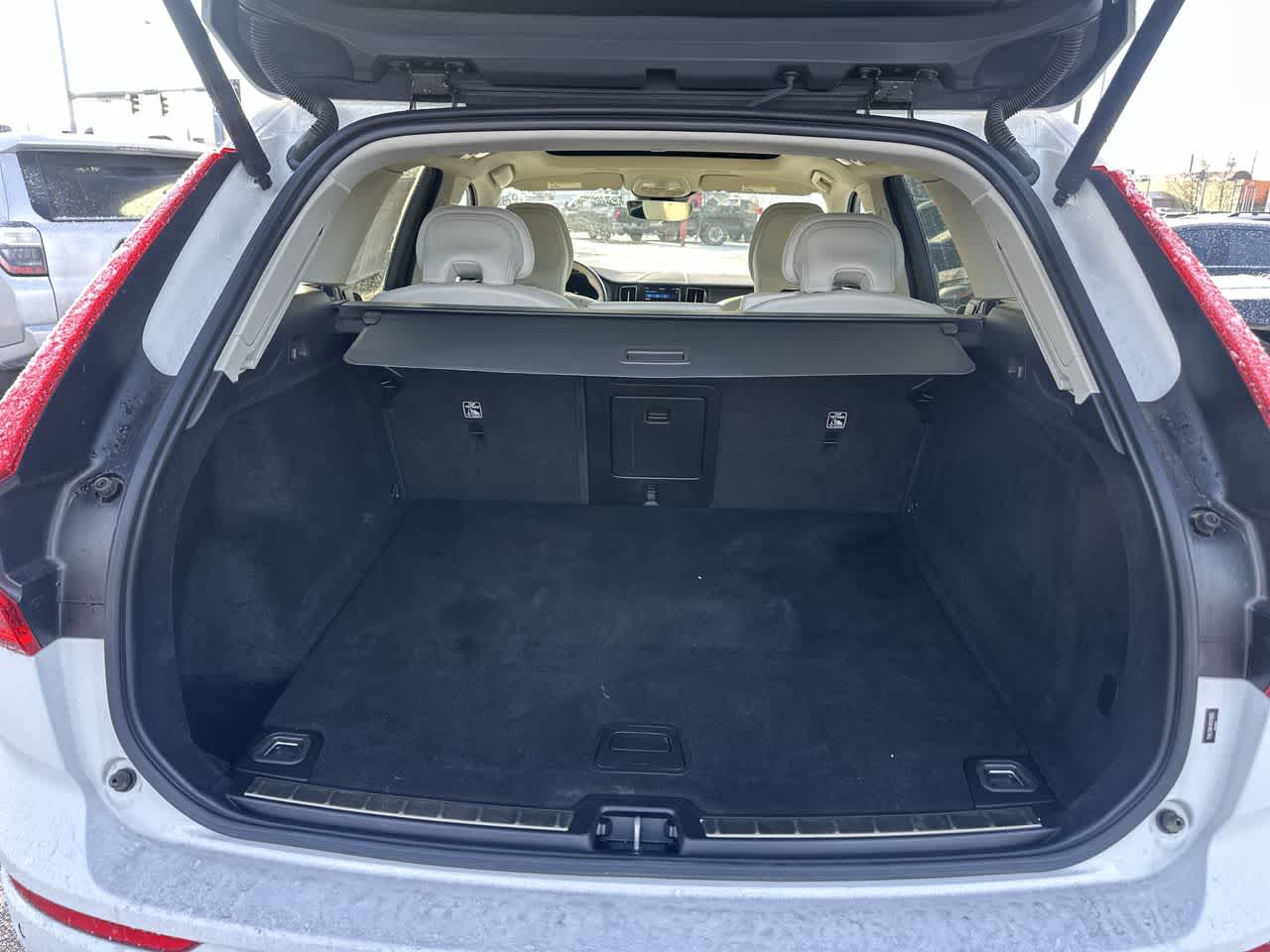 Thumbnail: 2022 Volvo XC60 - 18