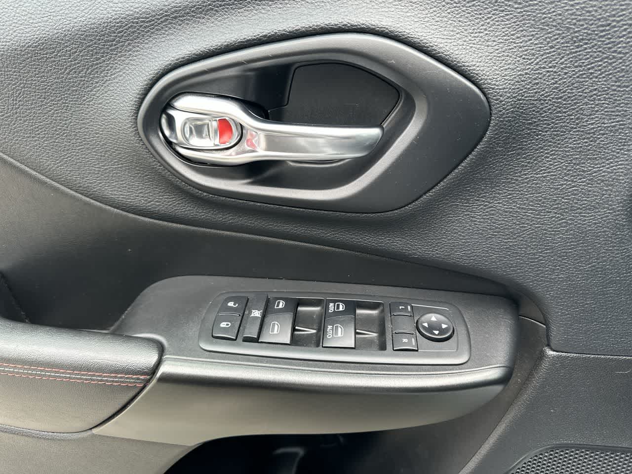 Thumbnail: 2019 Jeep Cherokee - 6