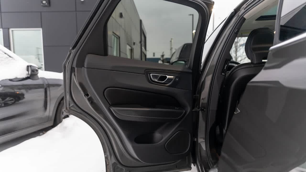 Thumbnail: 2022 Volvo XC60 - 11