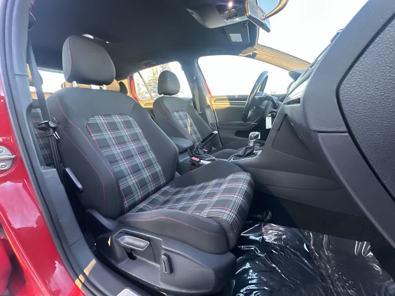 Thumbnail: 2017 Volkswagen Golf - 18