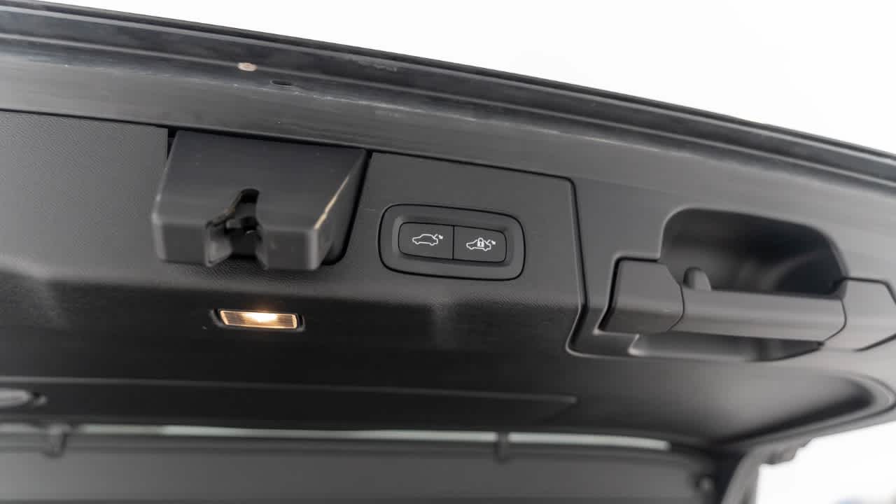 Thumbnail: 2022 Volvo XC60 - 12