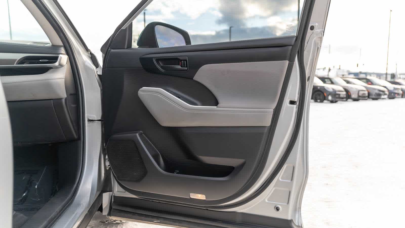 Thumbnail: 2022 Toyota Highlander - 22