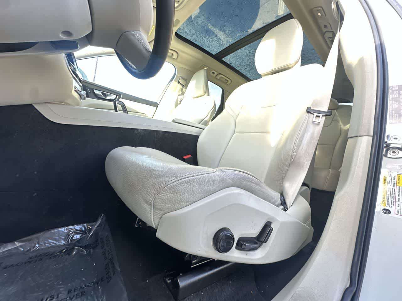 2022 Volvo XC60 B5 Momentum photo 4