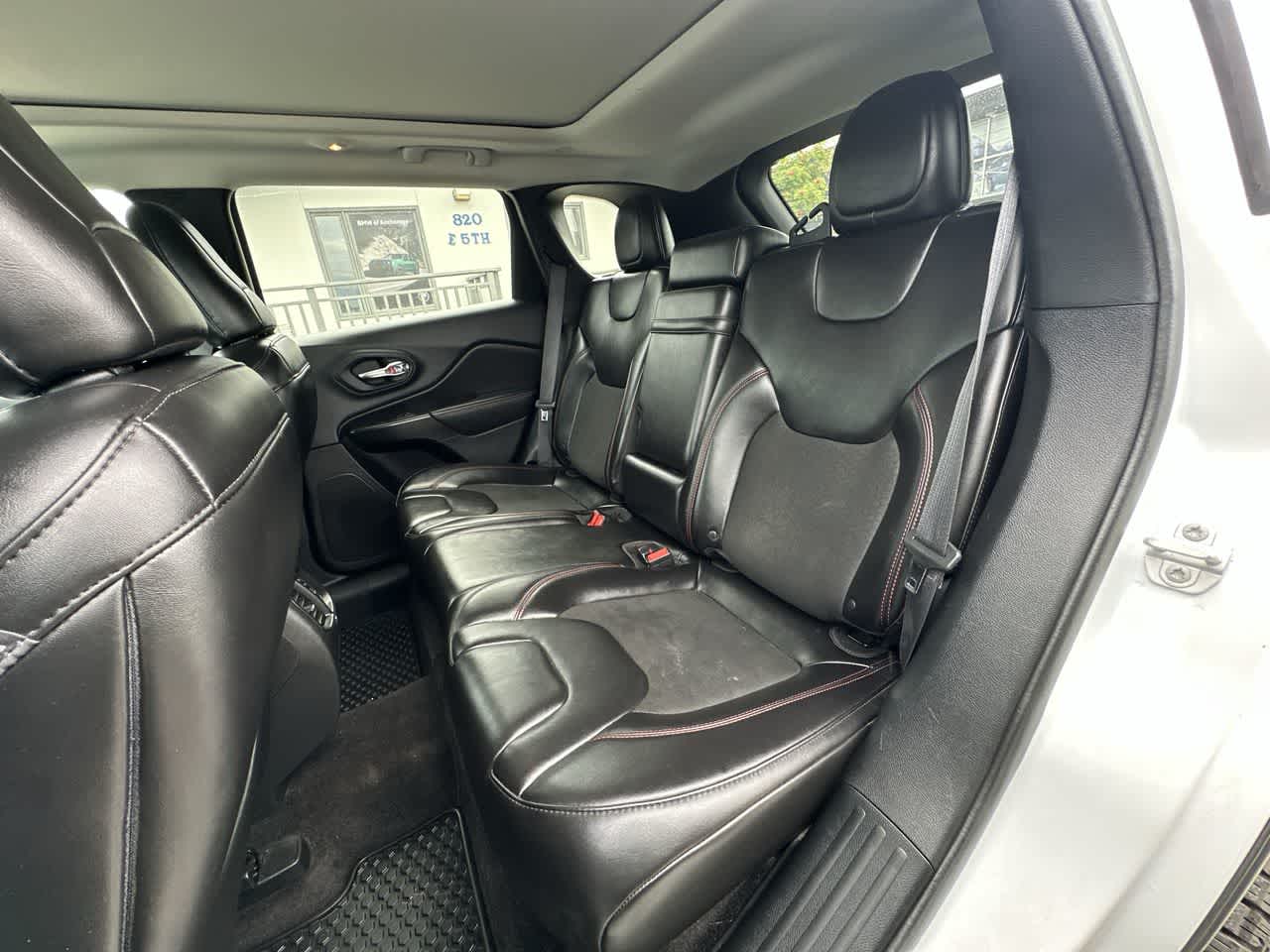 Thumbnail: 2019 Jeep Cherokee - 15