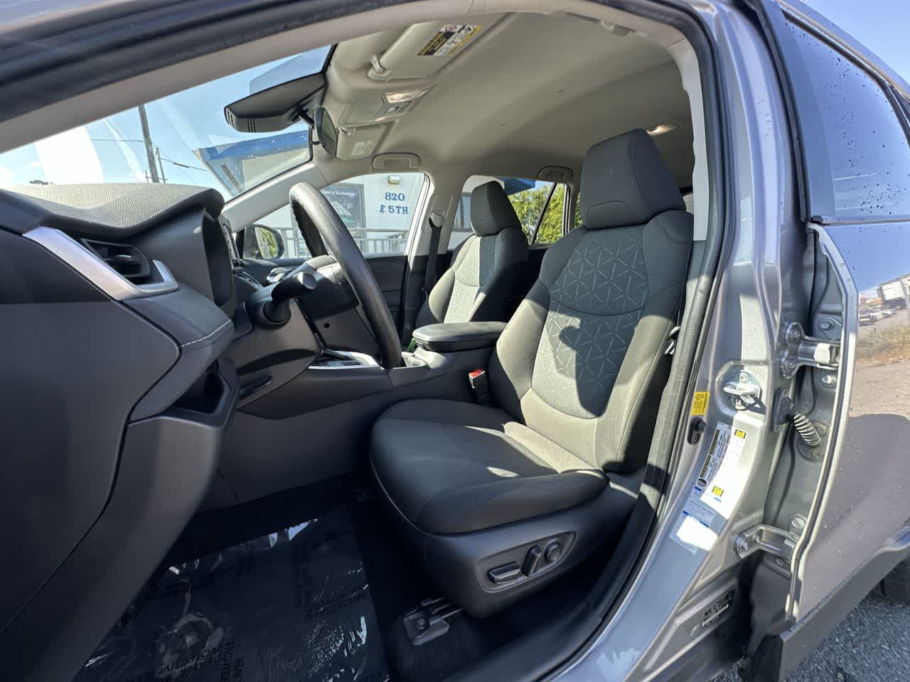 2022 Toyota RAV4 XLE photo 2