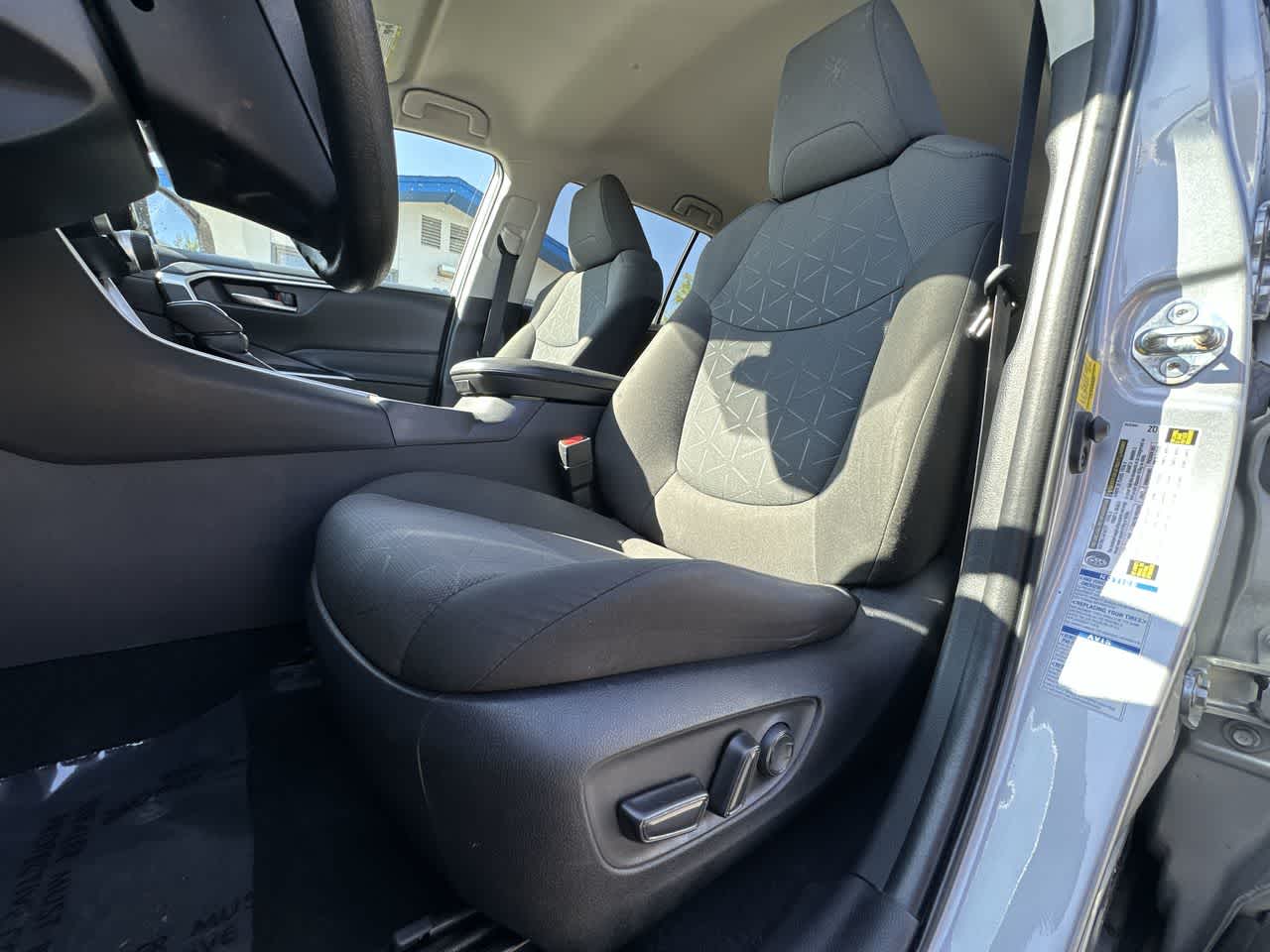 2022 Toyota RAV4 XLE photo 4