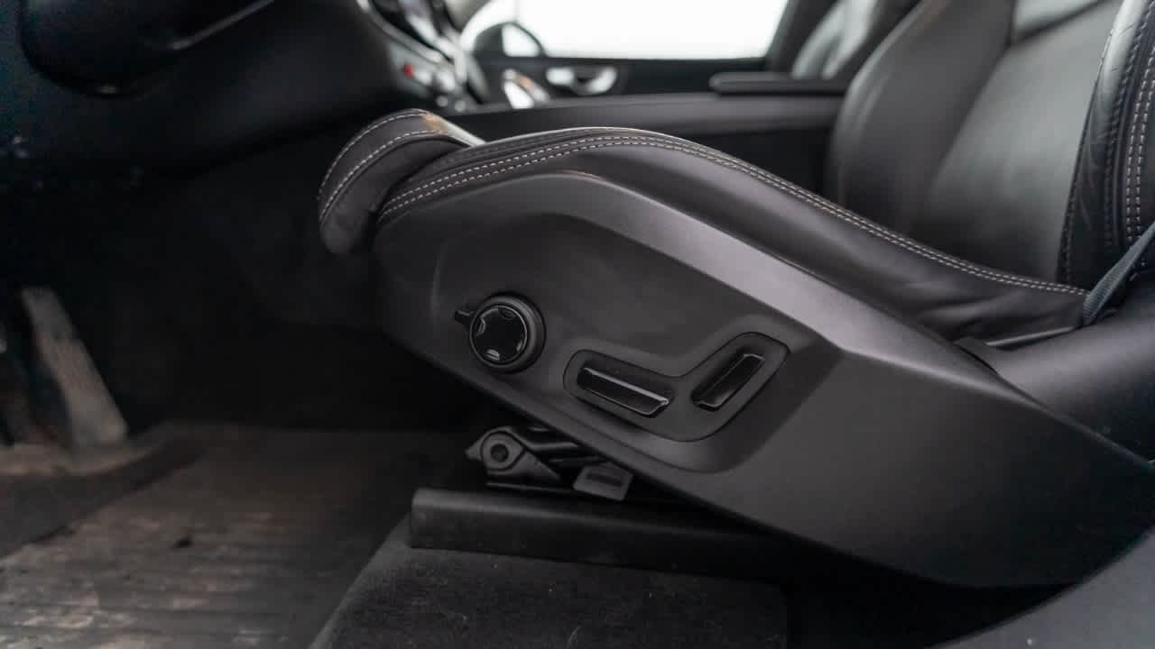 Thumbnail: 2022 Volvo XC60 - 33