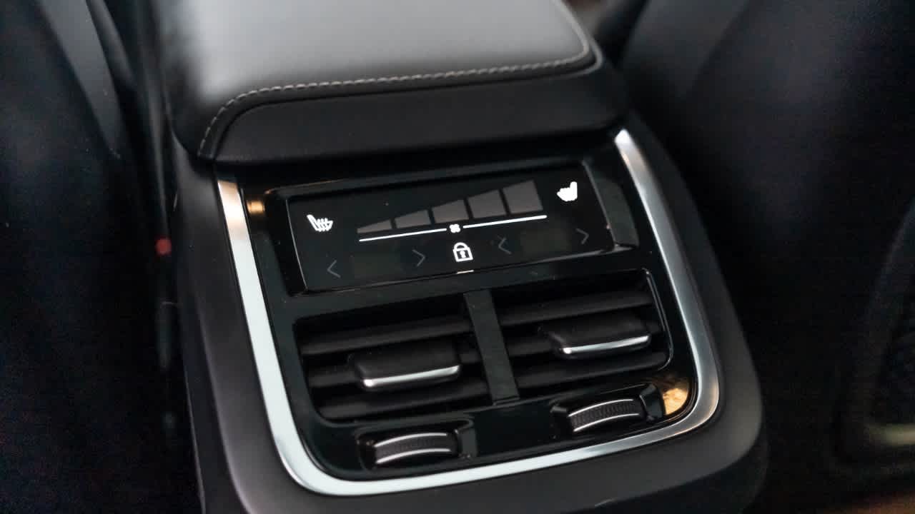 Thumbnail: 2022 Volvo XC60 - 41