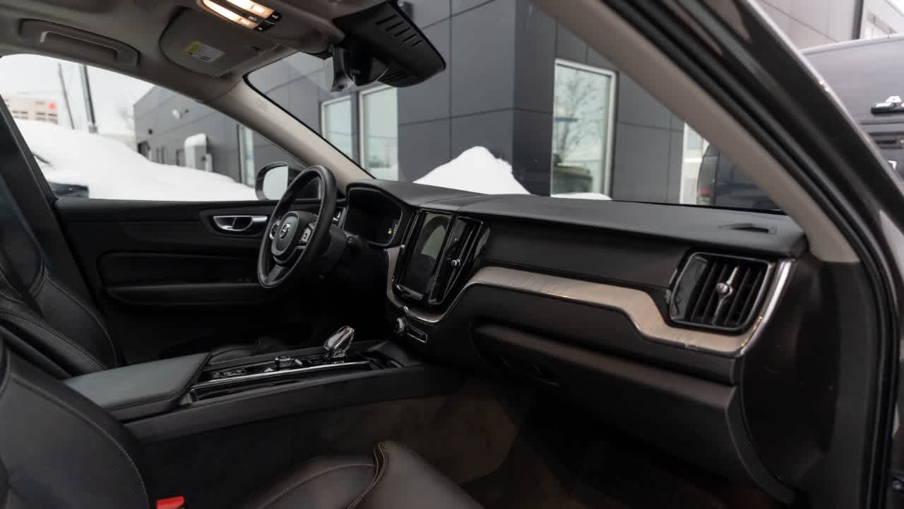 Thumbnail: 2022 Volvo XC60 - 17
