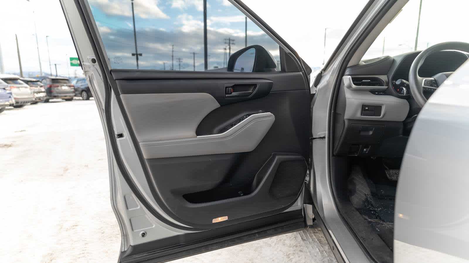 Thumbnail: 2022 Toyota Highlander - 44