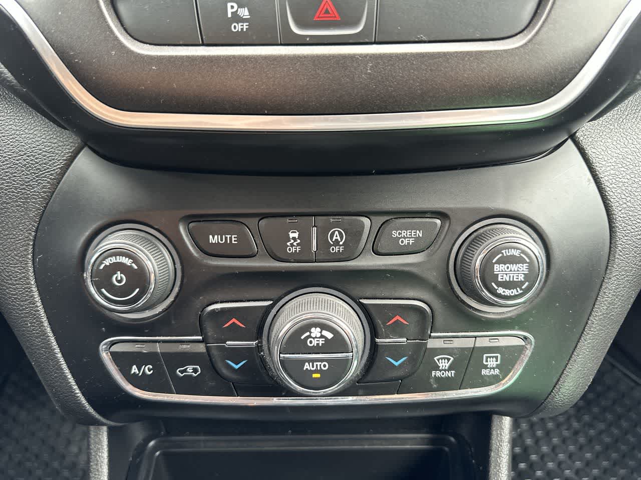 Thumbnail: 2019 Jeep Cherokee - 12