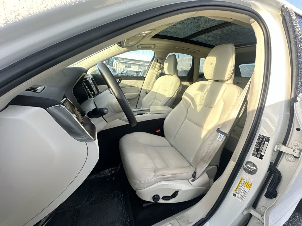 2022 Volvo XC60 B5 Momentum photo 2