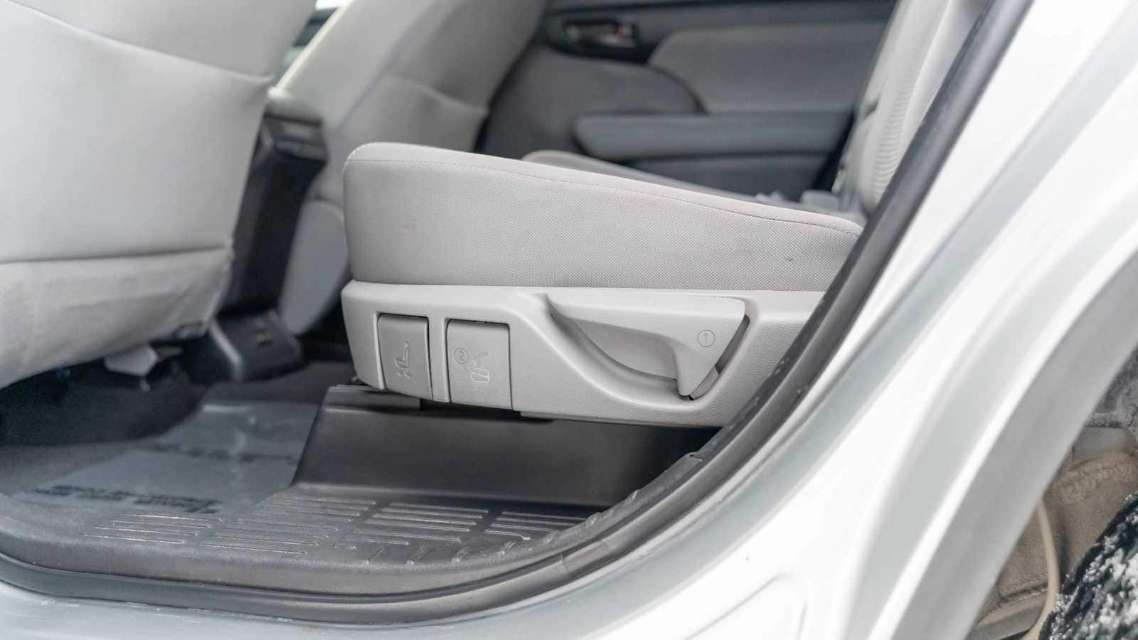 Thumbnail: 2022 Toyota Highlander - 21