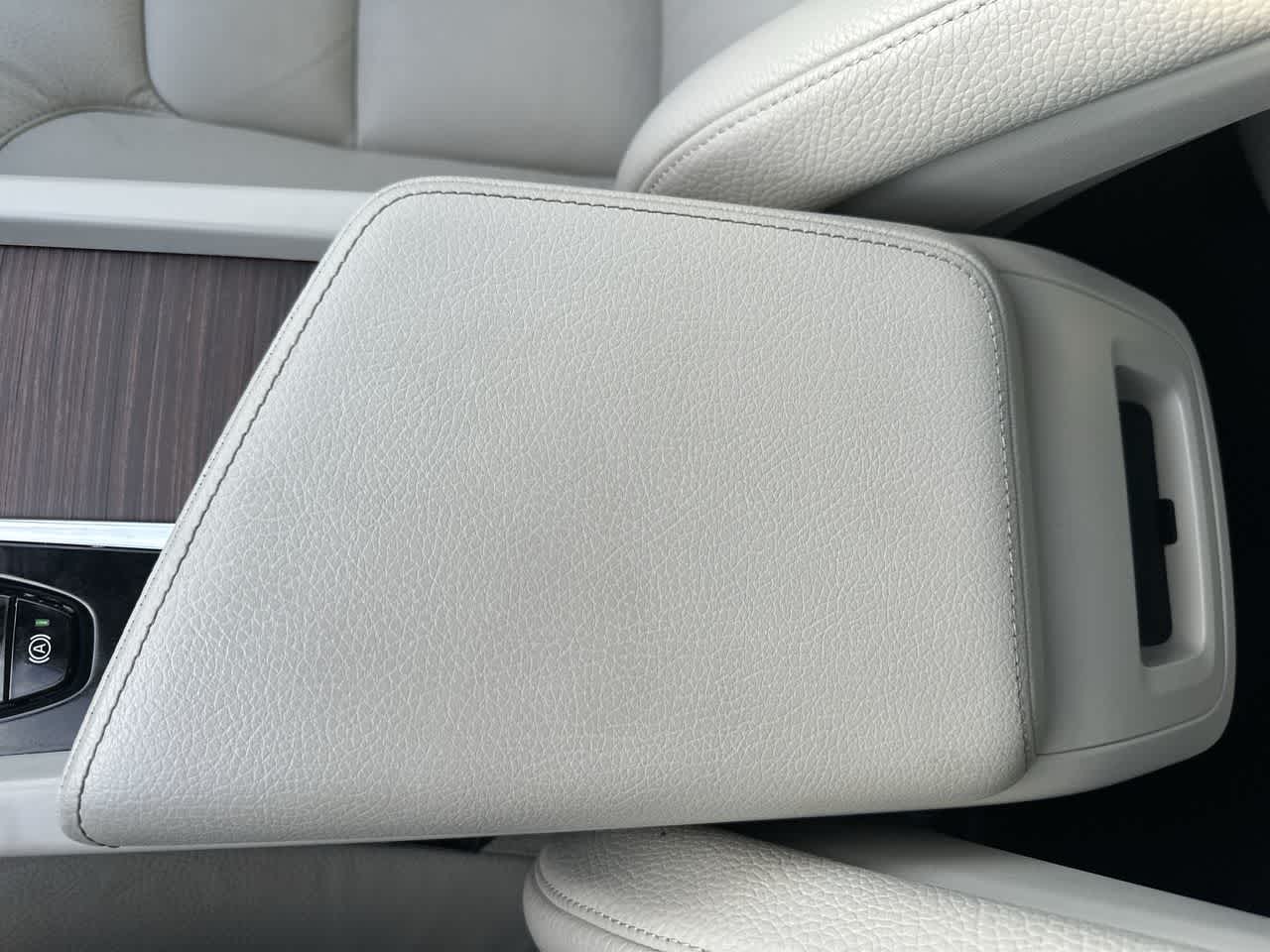 Thumbnail: 2022 Volvo XC60 - 15