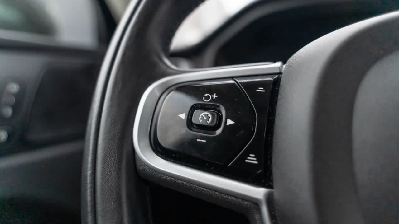 Thumbnail: 2022 Volvo XC60 - 21